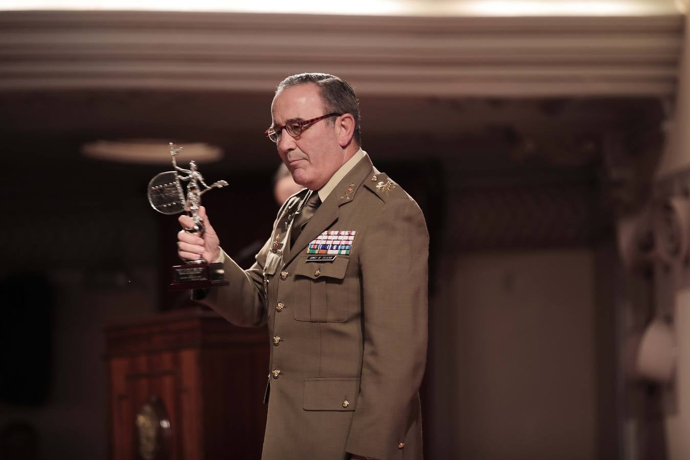 El teniente general jefe de la Fuerza Terrestre, Juan Gómez de Salazar Mínguez, recoge el Premio Valor de Excelencia del Cuartel General de la Fuerza Terrestre