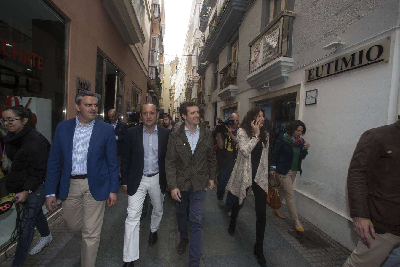 El recorrido de Pablo Casado por las calles de Cádiz