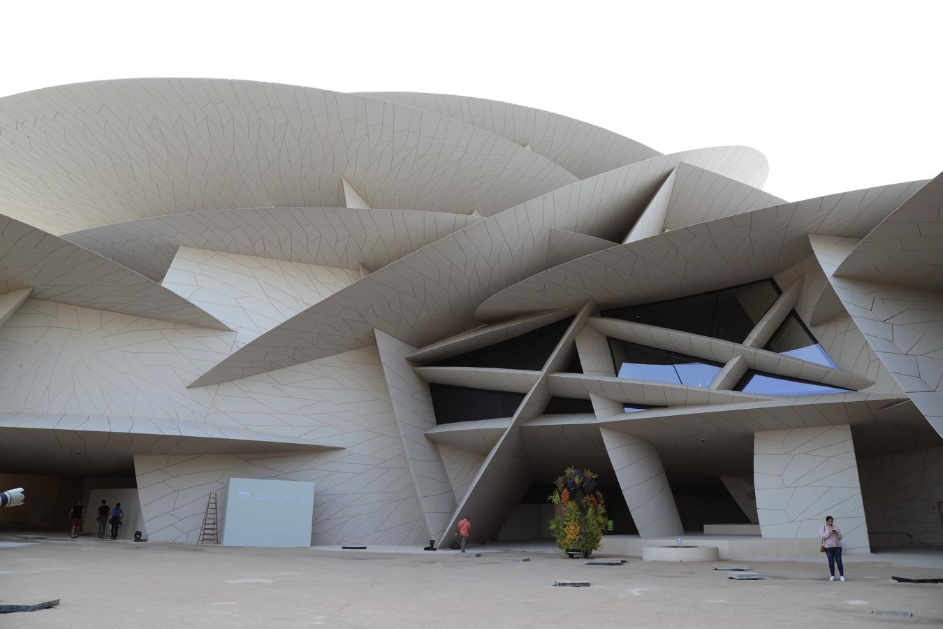 El edificio, de 52.000 metros cuadrados en la Corniche de Doha, se inaugura con una ceremonia a la que asistirá el emir de Qatar, el jeque Tamim bin Hamad Al-Thani, su homólogo kuwaití, el jeque Sabah al-Ahmad al-Jaber.. 