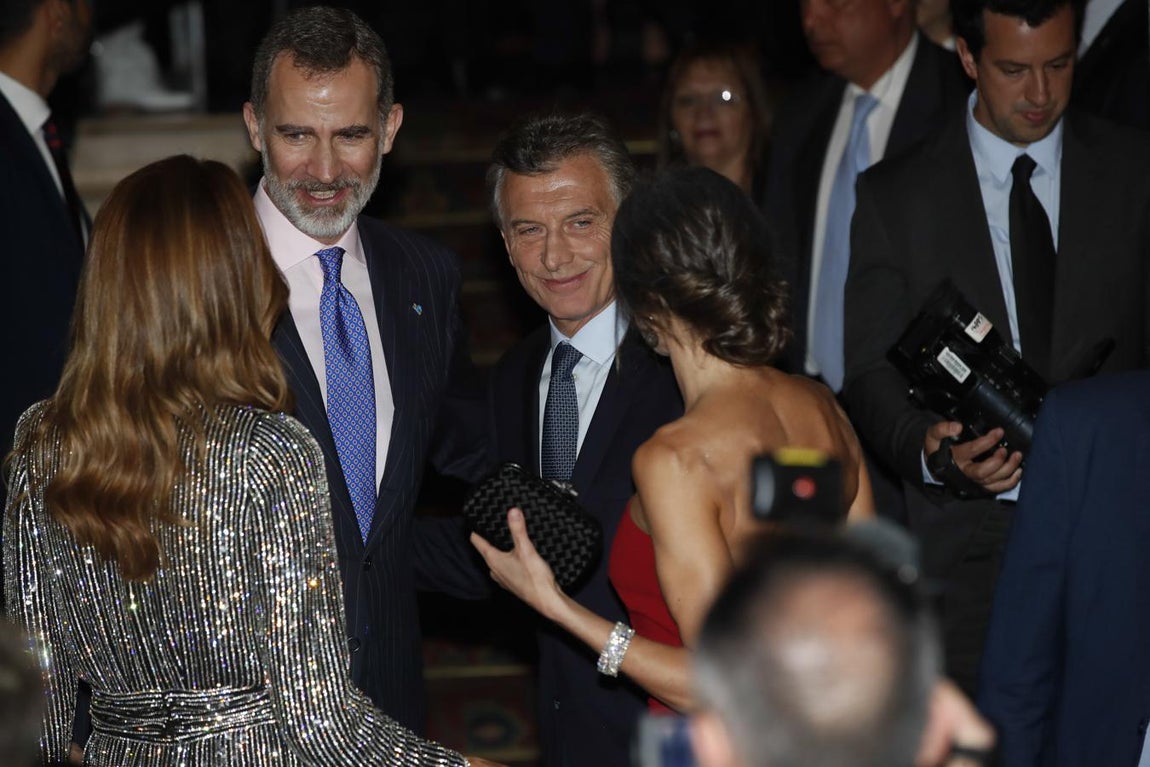 El broche final. Los Reyes Don Felipe y Doña Letizia junto al matrimonio Macri, intercambian unas palabras antes de la recepción en su honor.