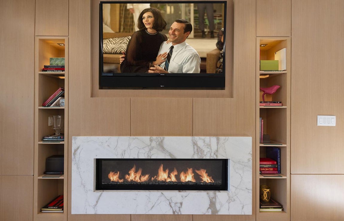 Chimenea decorativa. Debido a las cálidas temperaturas de Los Ángeles, tener una chimenea es un objeto de capricho, porque pocas situaciones hay más relajantes que dormir junto al fuego