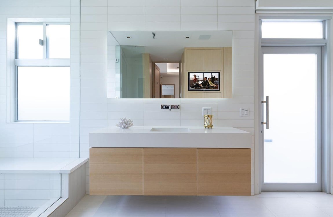 Elegancia por doquier. La sobriedad del interiorismo que impera en la mansión va de la  mano de la elegancia y el buen gusto, hasta en los cuartos de baño. En la casa hay seis