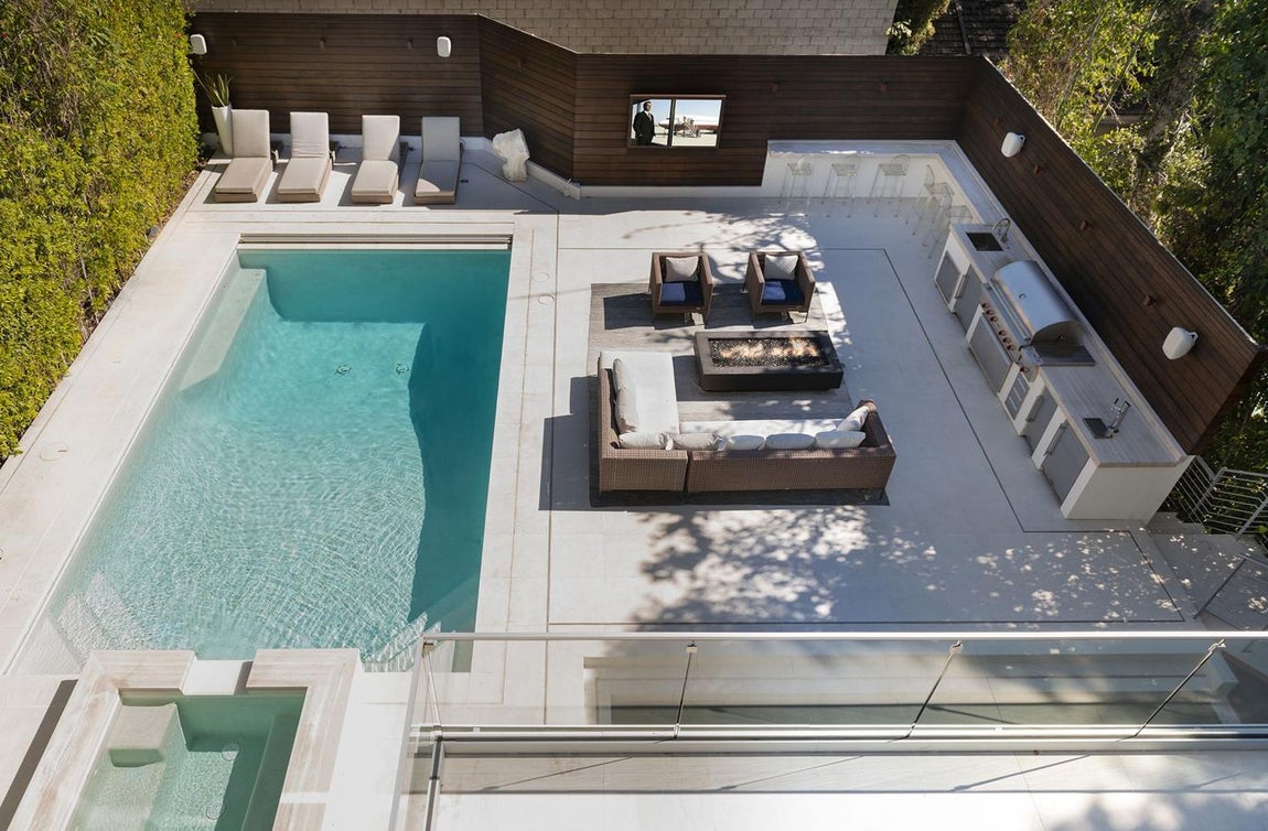 Sala de estar. El lugar cuenta con un confortable salón exterior con hoguera, zon de spa, pantalla de televisión y piscina