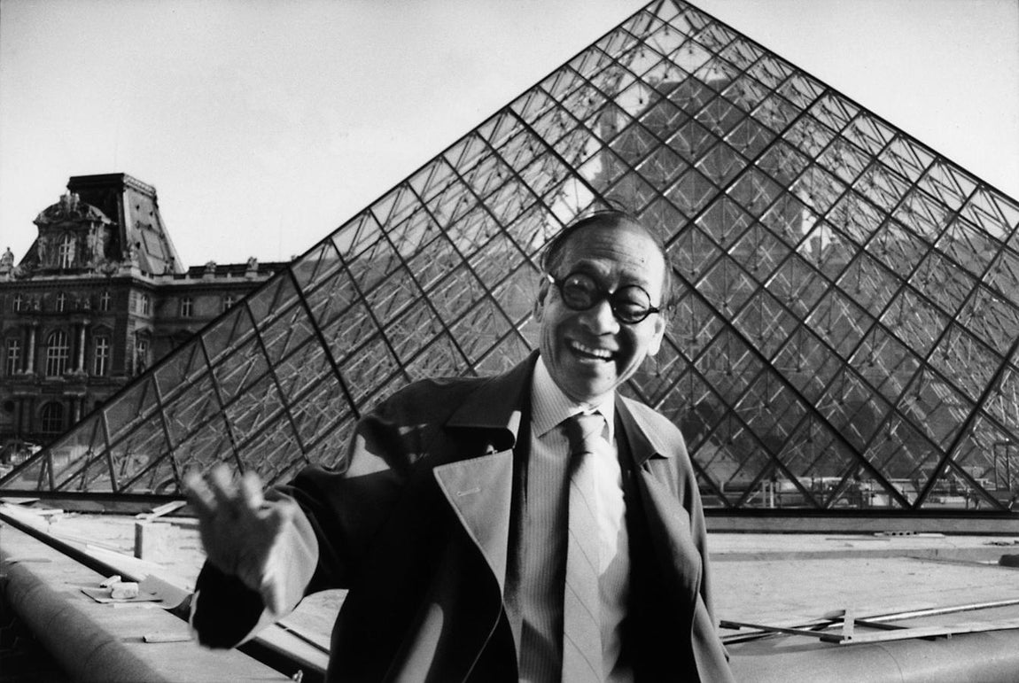 El arquitecto que provocó la controversia. El arquitecto chino Ieoh Ming Pei posa delante la Pirámide del Louvre. Creó un poliedro de 1.000 metros cuadrados de base, más de 21 metros de altura sustentado en una estructura de 95 toneladas de acero, un chasis de 105 toneladas de aluminio y recubierta de 673 rombos de un cristal especialmente compuesto para preservar su transparencia con el paso del tiempo.