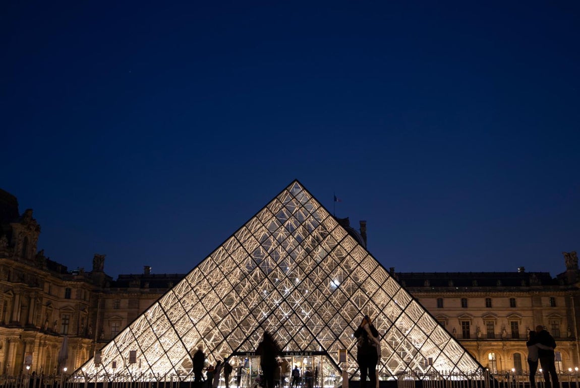 La pirámide que resolvió todos los retos. El arquitecto Chien Chung Pei, que colaboró con su padre en el diseño, recuerda ahora que "el problema era político, no de arquitectura". La pirámide, asegura, resolvía todos los retos. Permitía al museo dotarse de una entrada única, evitaba tocar la fachada del que fuera palacio real y, además, respondía al deseo de Mitterrand de "tener una estructura lo más ligera posible, casi aérea".