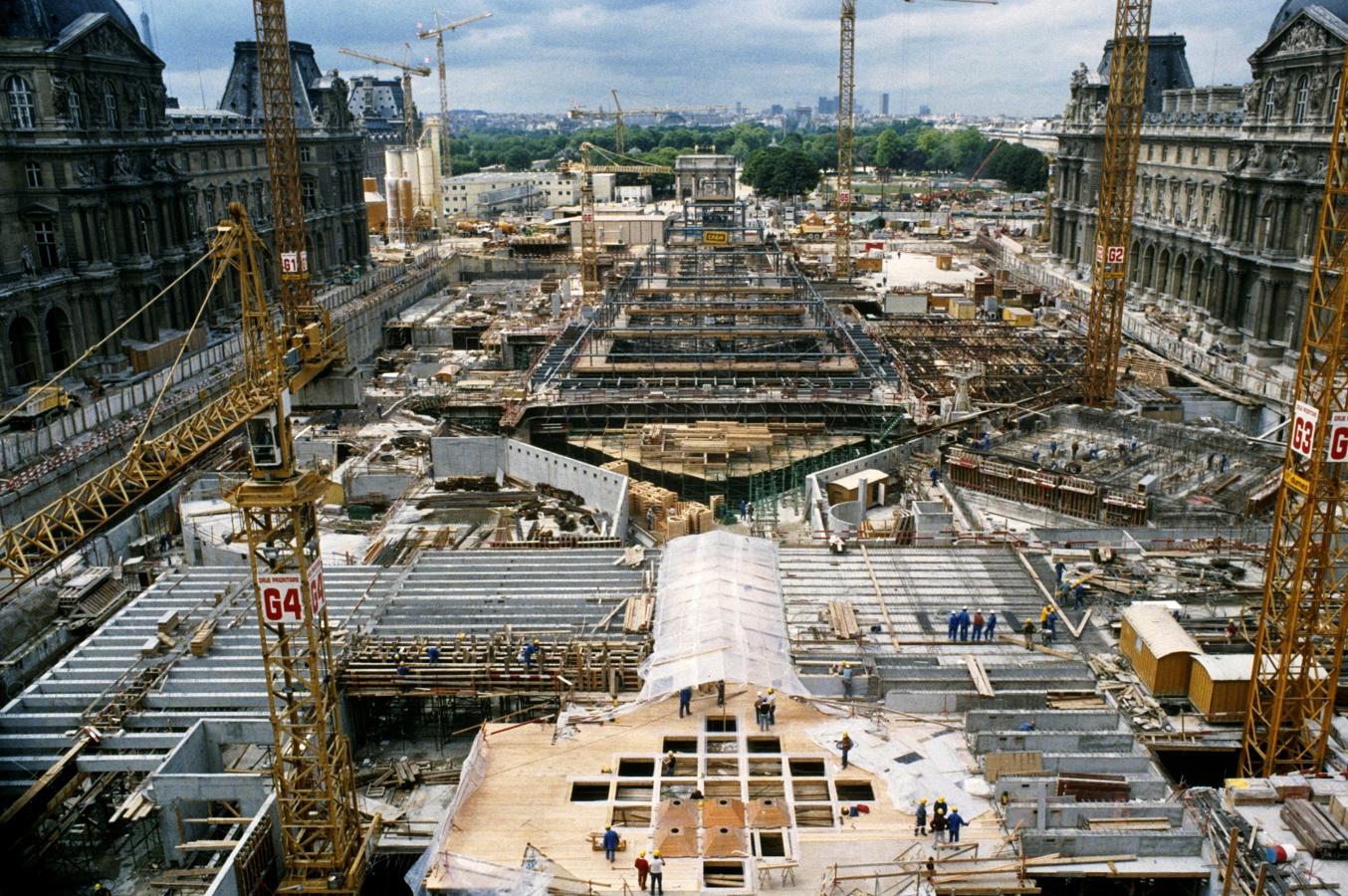 El comienzo de las obras. Vista de las obras de construcción de la Pirámide de Louvre en 1987. "Nos decían que estábamos asesinando un palacio de la época de Felipe Augusto", rememora Jack Lang, ministro de Cultura entonces, que convenció al presidente François Mitterrand de llevar adelante el proyecto contra viento y marea