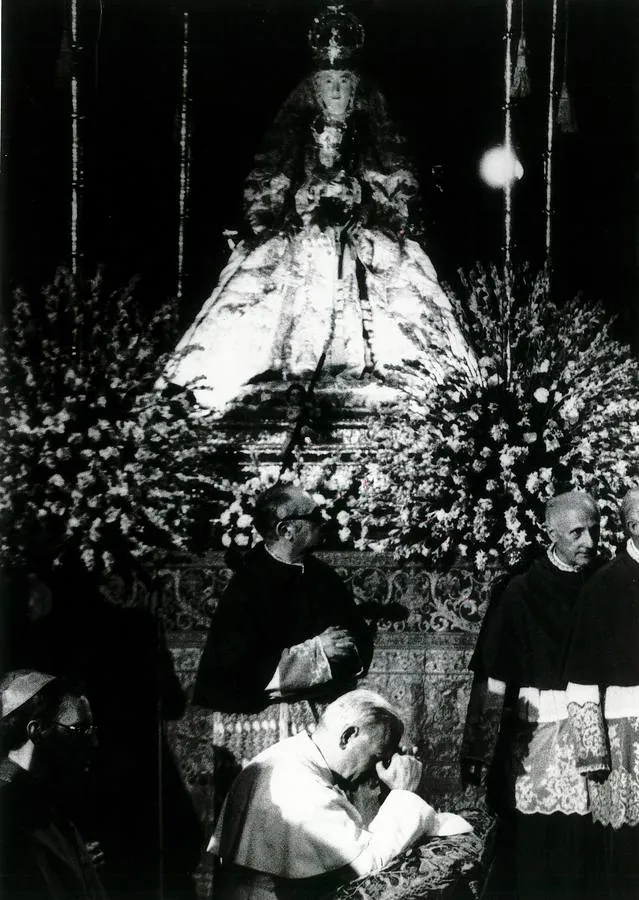 El Papa San Juan Pablo II reza junto a la Virgen de los Reyes