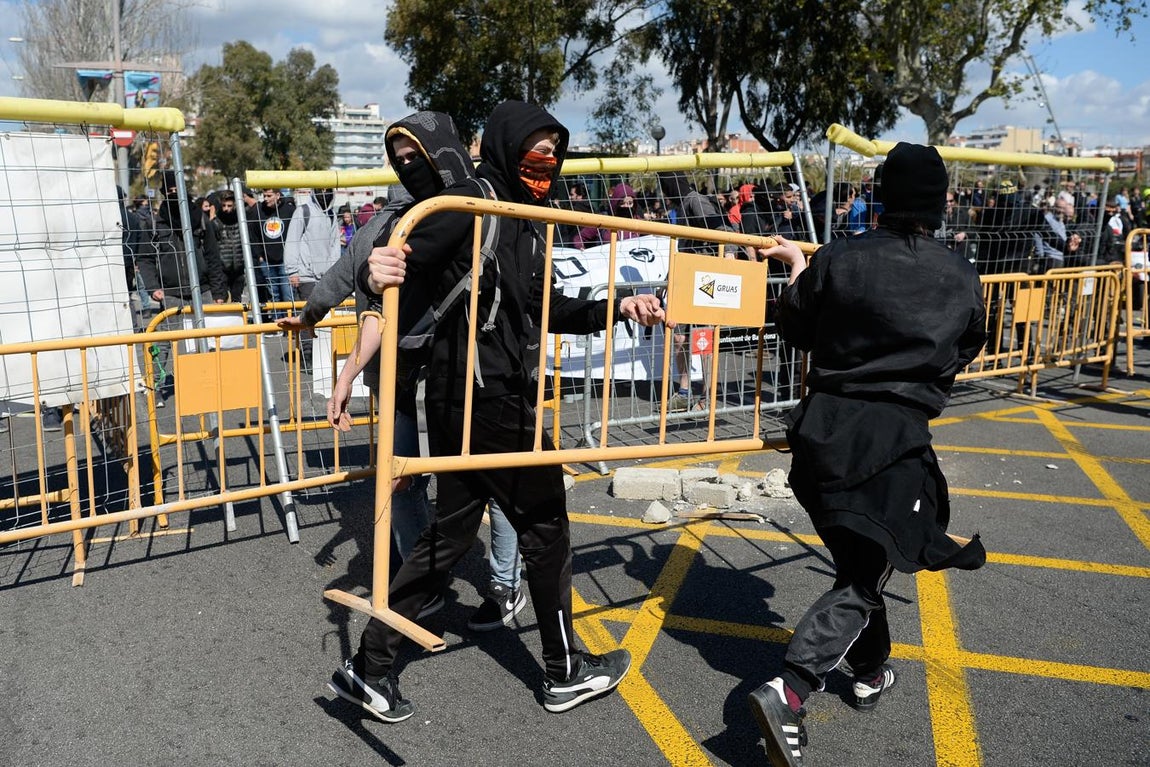 En imágenes: Independentistas radicales intentan boicotear un acto de Vox