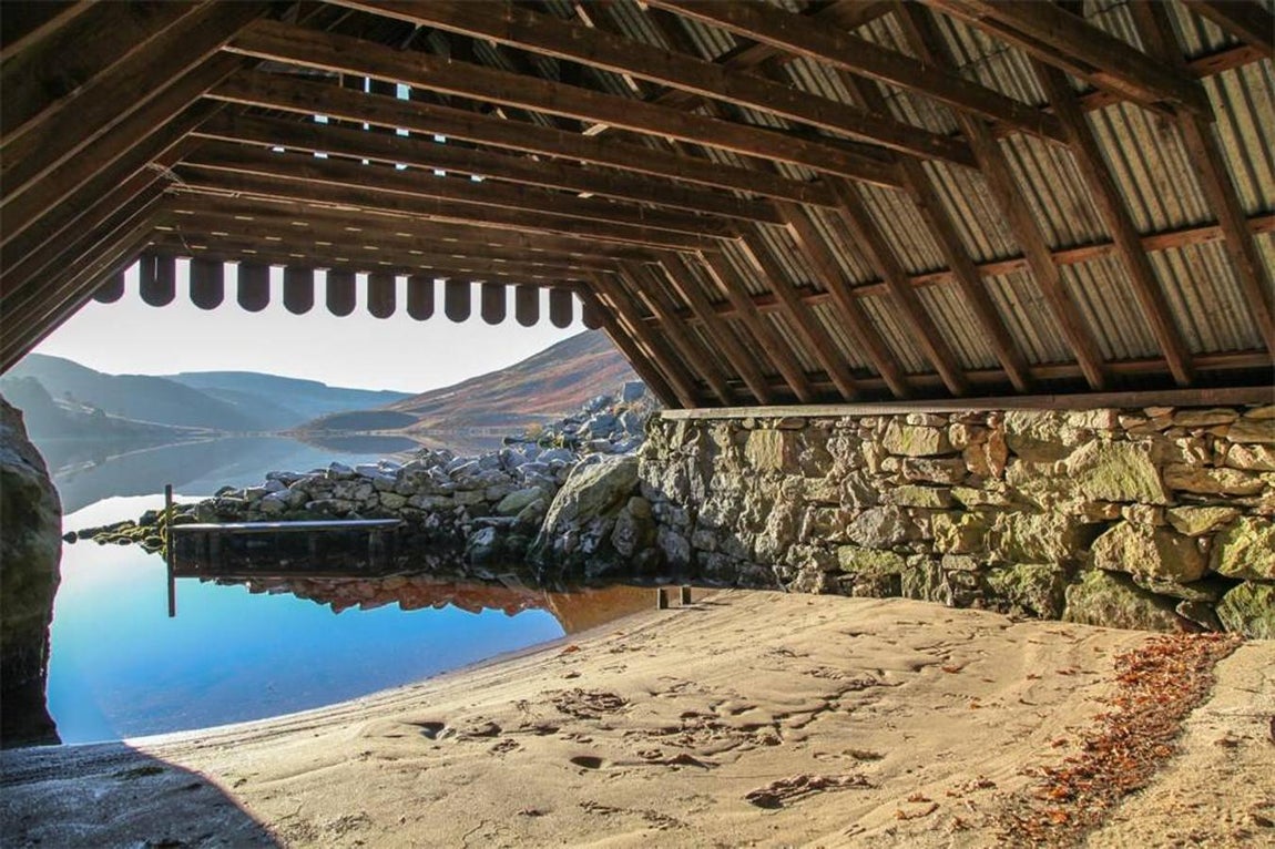 Luggala Lodge. Garech Browne entrevistará con mucho celo a los compradores para asegurarse de que salvaguarden el legado de sus ancestros pero, además, el contrato de venta incluirá una cláusula "sine qua non": tendrá derecho a pasar tres meses de vacaciones al año en la que fue su finca familiar