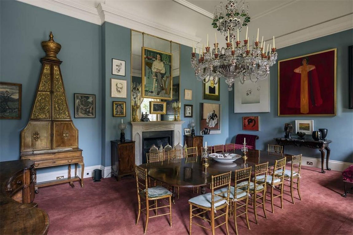 Luggala Lodge. La mansión se construyó en 1787 y sus primeros moradores fueron los La Touche, una reputada familia de banqueros del S. XVII que buscaba un recreo campestre. Conserva la inspiración gótica que los arquitectos perfilaron en los planos originales, pero goza de las comodidades de una vivienda del S.XXI. Hace solo cinco años que se hizo una reforma en su estructura y se mejoraron sus sistemas de seguridad. Los propietarios se gastaron 4 millones de euros en ponerla a punto