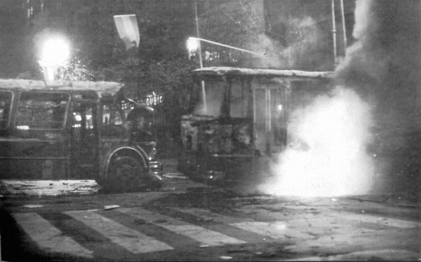 Autobuses ardiendo por los ataques de jóvenes contra el gobierno argentino en las proximidades del Congreso en Buenos Aires, tras haber sido contestados con gases lacrimógenos en una manifestación frente a la Casa Rosada.. 