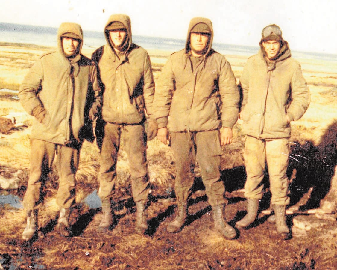 Un grupo de combatientes en Las Malvinas.. 