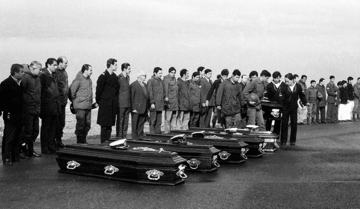 La tripulación de la lancha patrullera de la Armada Argentina, Alferez Sobral, lleva el ataúd que contiene el cuerpo de uno de sus compañeros caídos en la ciudad de Puerto Deseado en esta fotografía de archivo del 4 de mayo de 1982, durante una ceremonia en honor a los compañeros asesinados cuando su barco fue atacado por el HMS Coventry de Gran Bretaña durante la Guerra de las Islas Malvinas que comenzó con la invasión argentina de las Islas el 2 de abril.. 