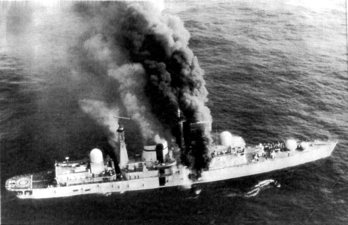 Incendio del destructor británico HMS Sheffield tras recibir el impacto de un misil Exocet lanzado por el ejército argentino.. 