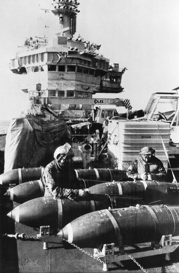 Una foto publicada el 27 de mayo de 1982 por el Ministerio de Defensa británico muestra cómo sus armeros preparan bombas para utilizarlas como parte de sus cometidos a bordo del HMS Hermes durante la crisis de las Malvinas. Londres admitió el 6 de diciembre de 2003 que los buques de guerra británicos durante la guerra de 1982 llevaron cargas de profundidad nuclear a una zona de exclusión alrededor de las Malvinas, pero no al área territorial de la isla.. 