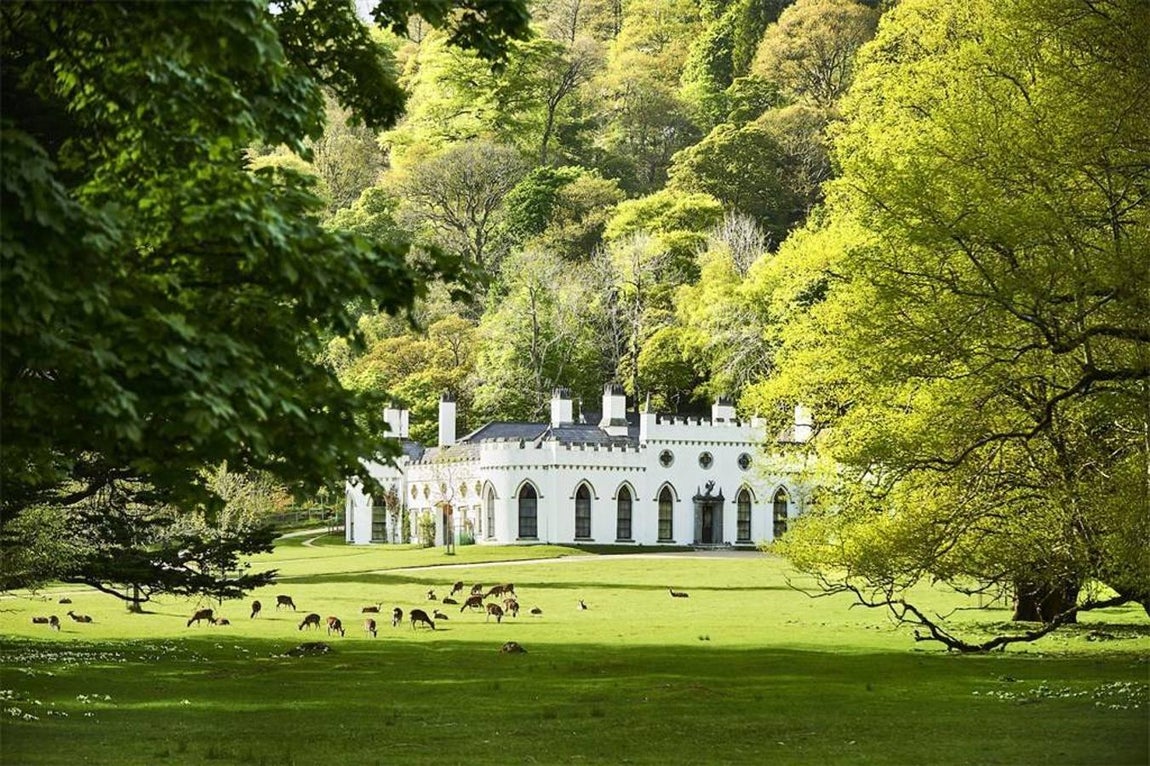 Luggala Lodge. Arthur Guiness, el magnate de la cerveza, compró esta finca de más de 20.000 metros cuadrados a su hija como regalo de boda, a ella le encantaba organizar aquí conciertos privados y todo tipo de eventos sociales. Se encuentra en un valle irlandés rodeado por las montañas de Wicklow. Un paraje aislado del mundanal ruido junto a una reserva natural pero a solo 40 minutos en coche de Dublín