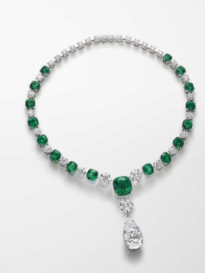 Red Carpet. Collar realizado en platino y engastado con 17 esmeraldas talla cojín por un total de 52 quilates, un diamante talla pera de 20,5 quilates, 2 diamantes talla redonda de 8.3 quilates y diamantes talla redonda por un total de 29,6 quilates. Precio: CPV.