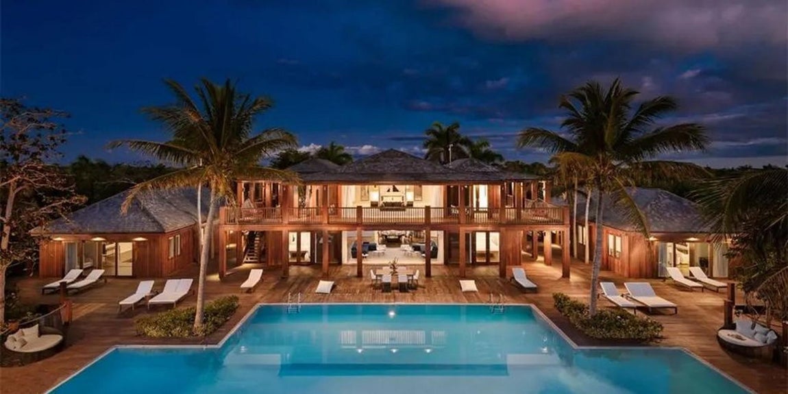 Vivienda espaciosa. La casa, de dos plantas, ocupa una superficie de 3.000 metros cuadrados y tiene 11 dormitorios y 13 baños. Tanto en el exterior como en muchas de sus terrazas hay piscinas