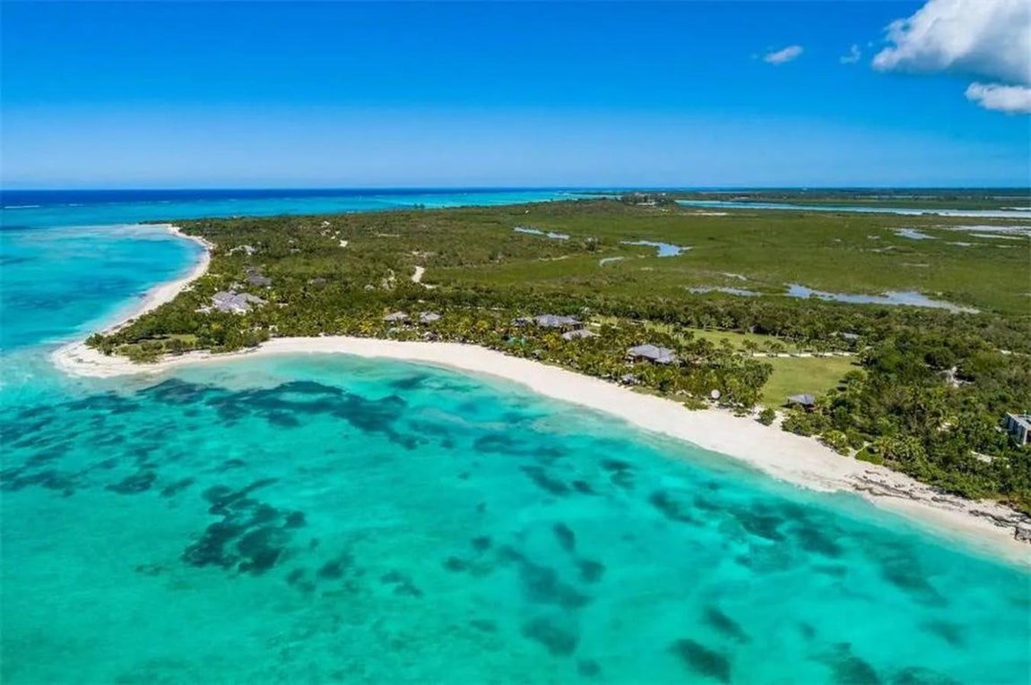 Selva propia. El entorno es paradisíaco, al frente se encuenrtra el mar y una selva privada cubre sus espaldas para garantizar la seguridad y la intimidad de quienes la habitan