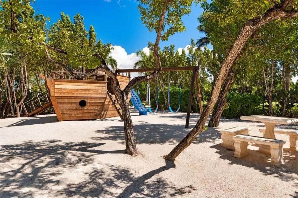 Parque. La finca cuenta con un parque privado para que los niños se entretengan mientras los adultos hacen yoga en el pabellón anexo o exploran la isla haciendo uso de la flota de vehículos disponible. Si los propietarios gustan de la navegación, el contrato incluye el barco privado de Willis