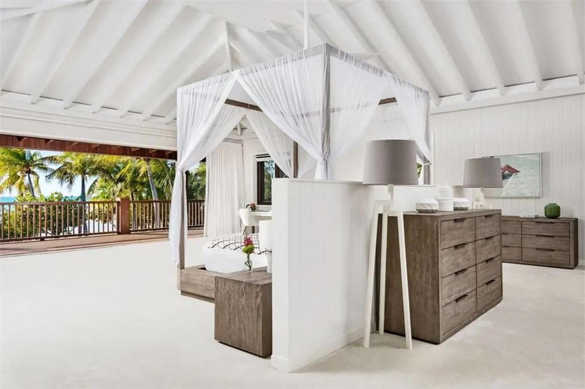 Terraza panorámica. La suite principal tiene una terraza que la rodea desde la que se puede contemplar el paisaje en sus 360º. La decoración de la habitación está construida en madera y el color predominante es el blanco