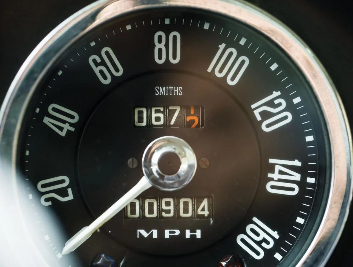 Aston Martin DBQ5. En la imagen, el cuentakilómetros del deportivo inglés hoy considerado vintage. El coche estaba propulsado por un motor de 6 cilindros en línea y 4 litros. Cuenta con toda la mecánica original