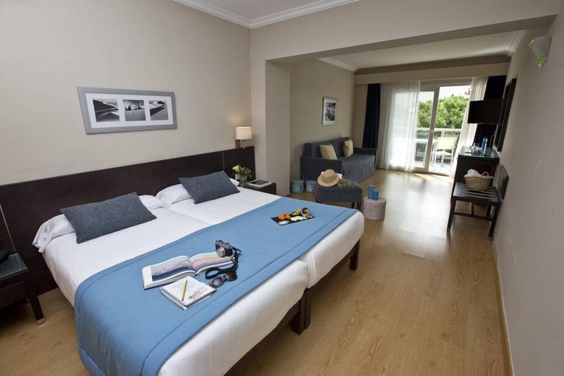 98 habitaciones. El hotel tenía 52 habitaciones acabadas con materiales de primer nivel y vistas a la playa de ses Figueretes, una de las más emblemáticas de la región. El nuevo propietario cambió la distribución de los espacios y ahora cuenta con 98 habitaciones