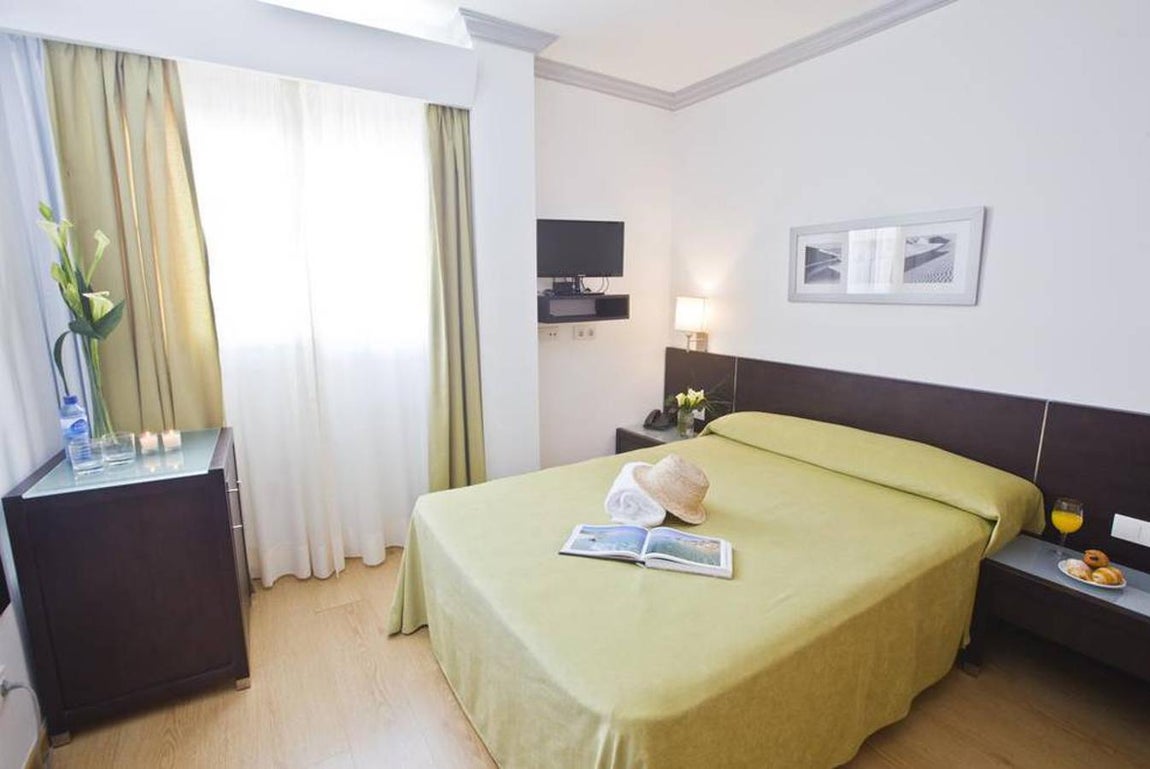 Abrirá próximamente. Para sacar el máximo provecho de la temporara alta en la isla más exclusiva de España, el futbolista apuró reformas y preparativos para abrir el complejo el próximo 2 de mayo.