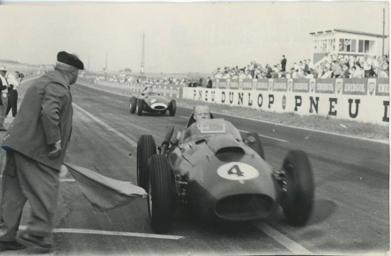 El británico Mike Hawthorn cruza la línea de llegada en el Gran Premio de Francia de 1958 sin casco protector