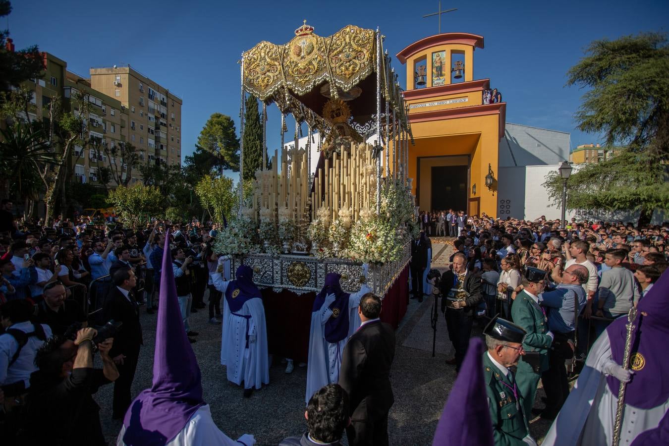 En imágenes: Pino Montano abre el Viernes de Dolores de Sevilla 2019