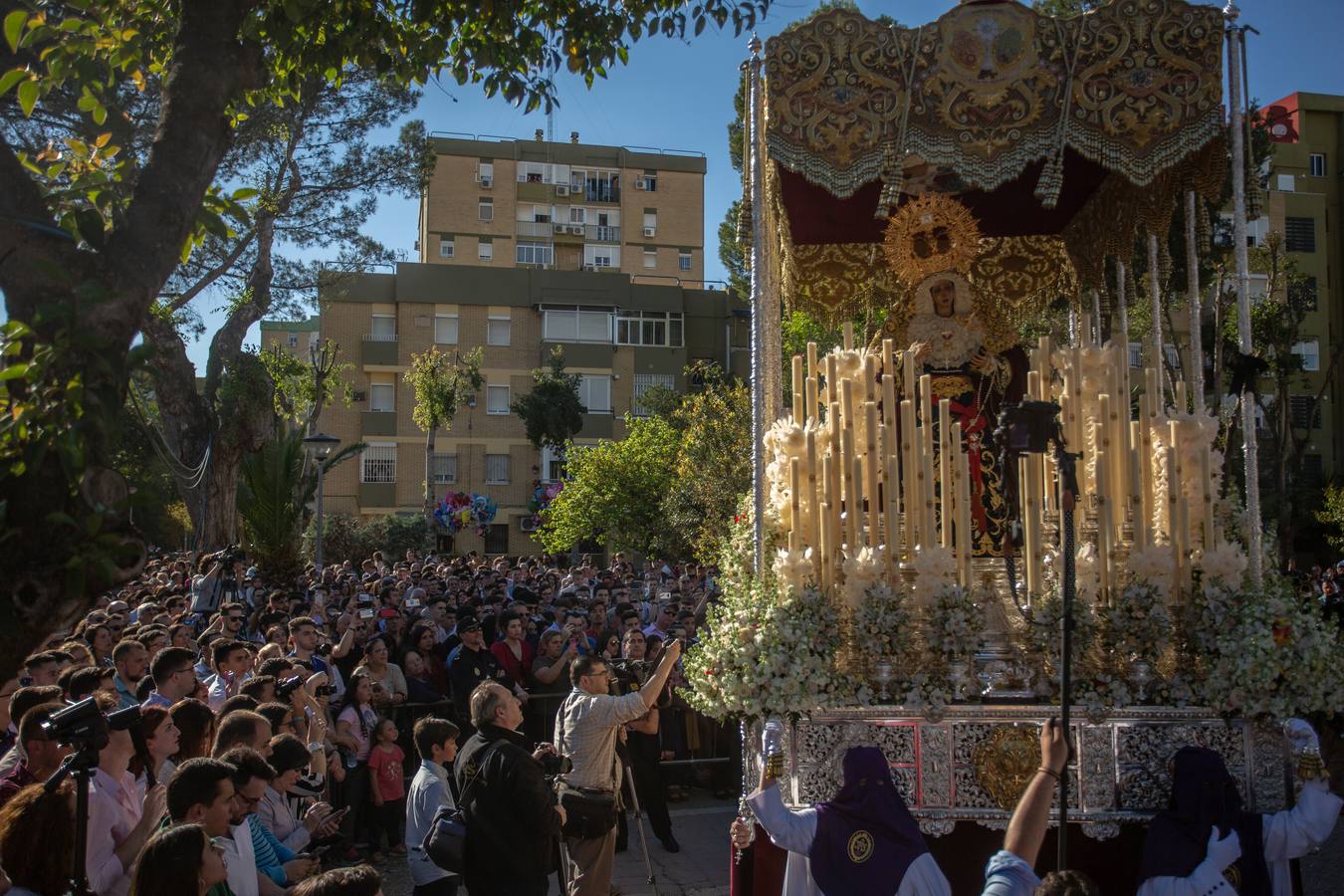 En imágenes: Pino Montano abre el Viernes de Dolores de Sevilla 2019