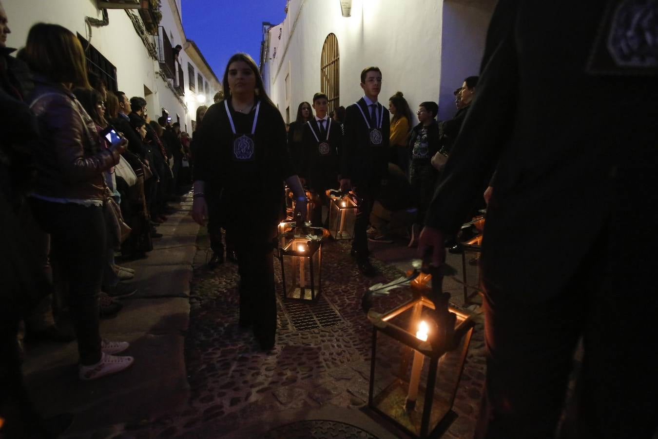 Los vía crucis del Viernes de Dolores, en imágenes