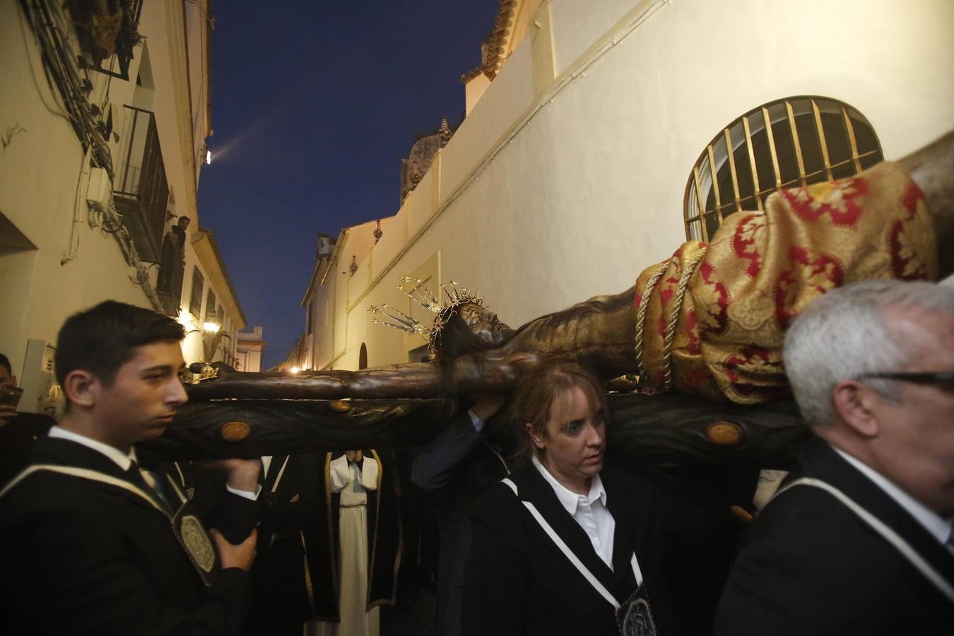 Los vía crucis del Viernes de Dolores, en imágenes