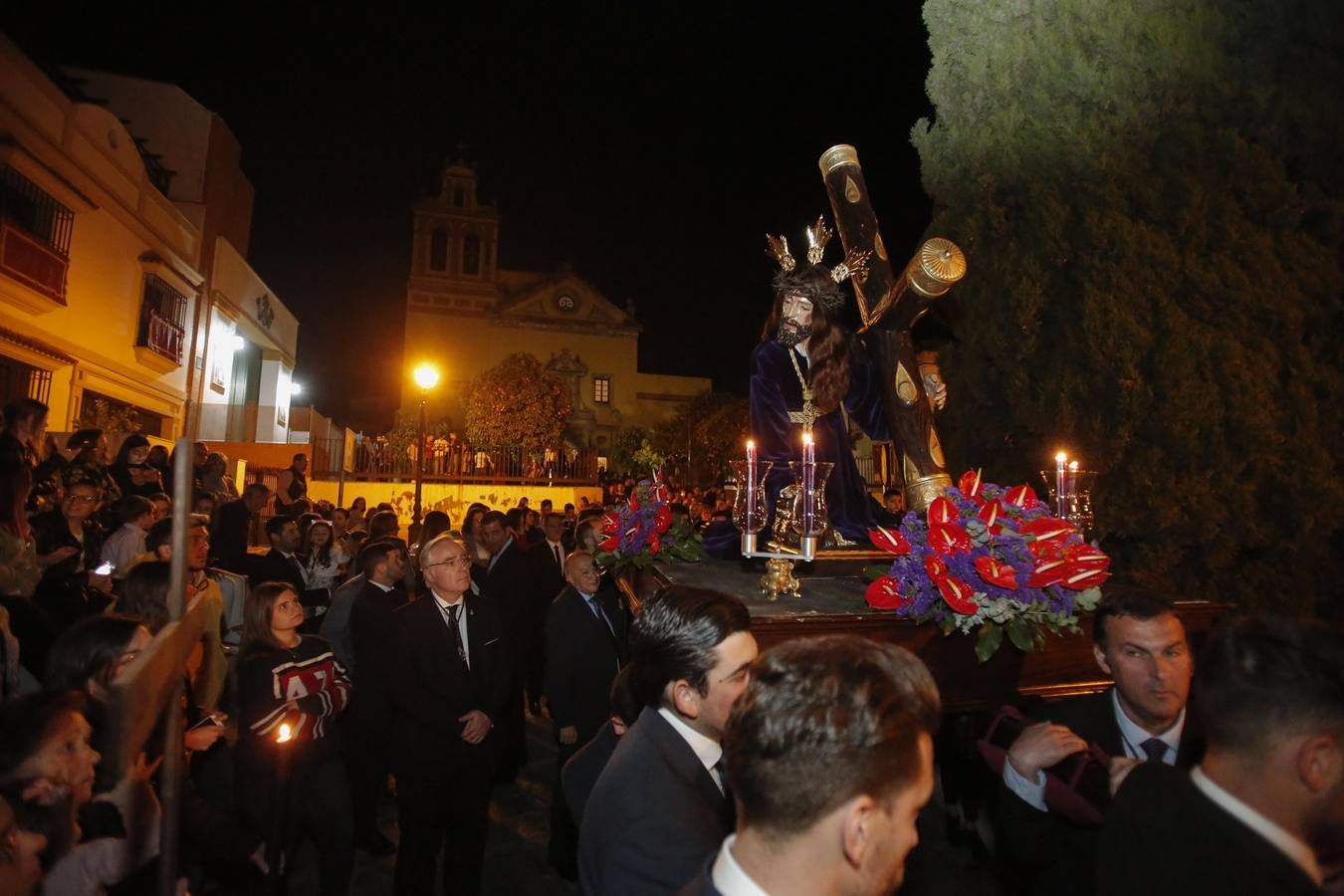 Los vía crucis del Viernes de Dolores, en imágenes