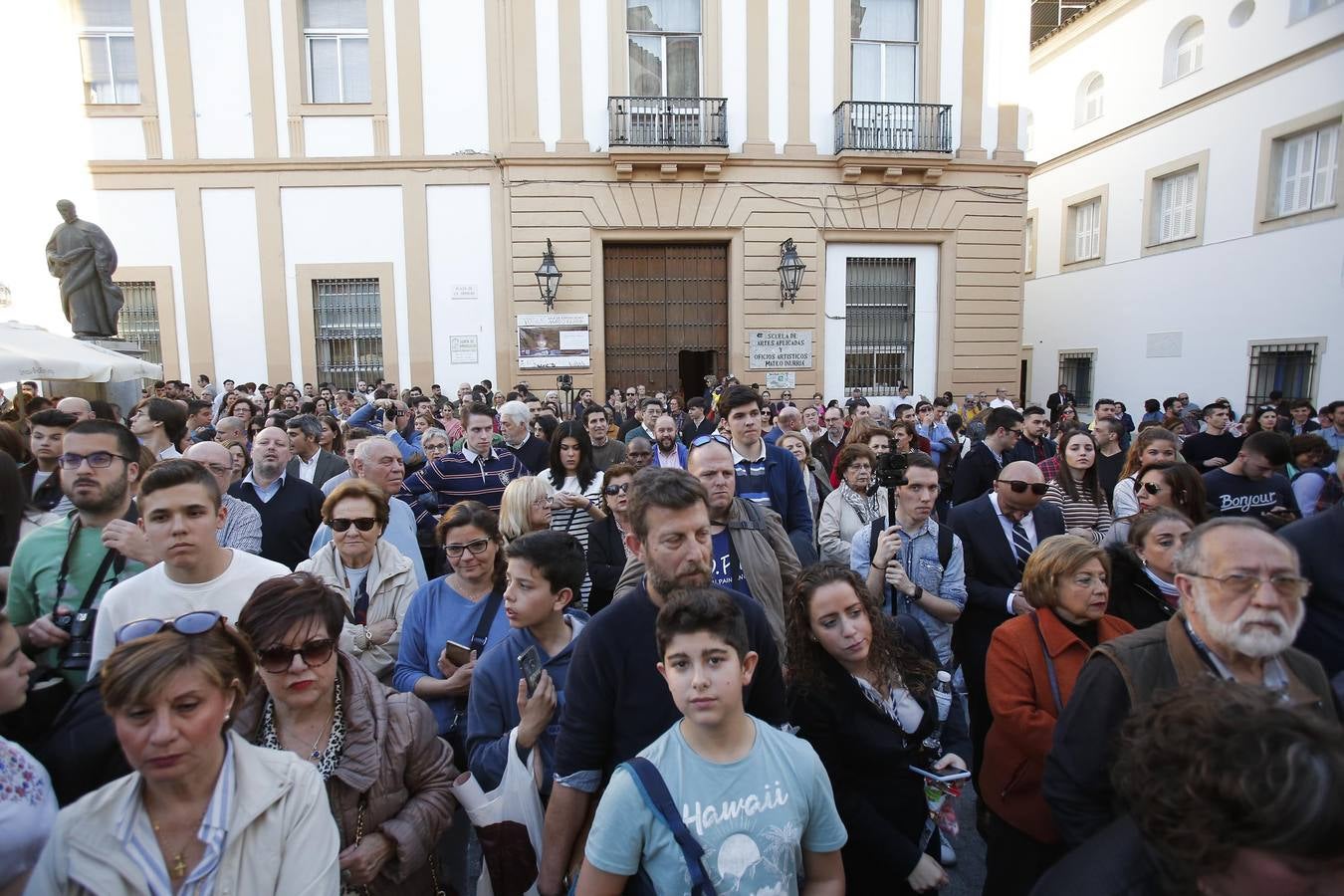 Los vía crucis del Viernes de Dolores, en imágenes