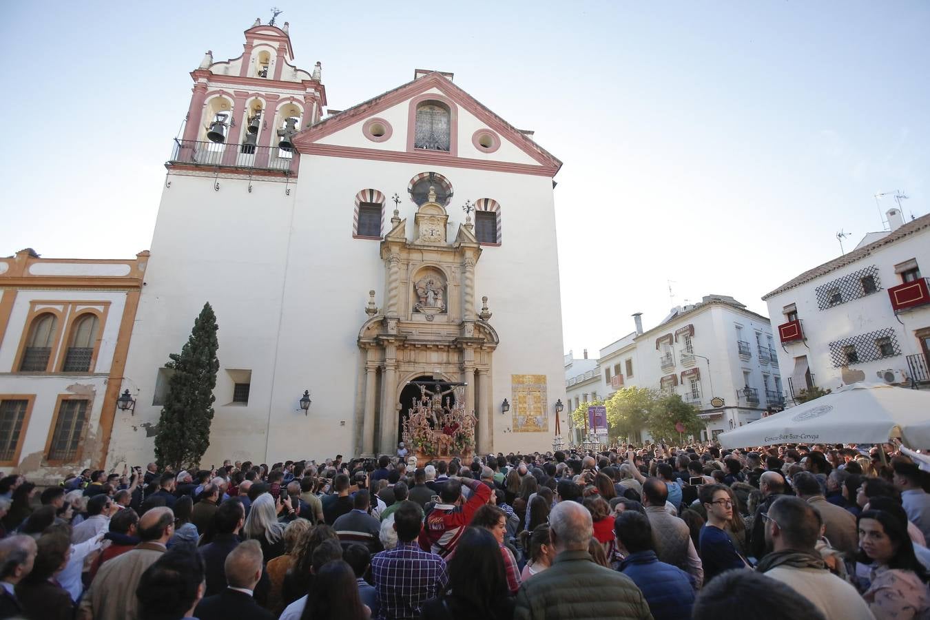 Los vía crucis del Viernes de Dolores, en imágenes