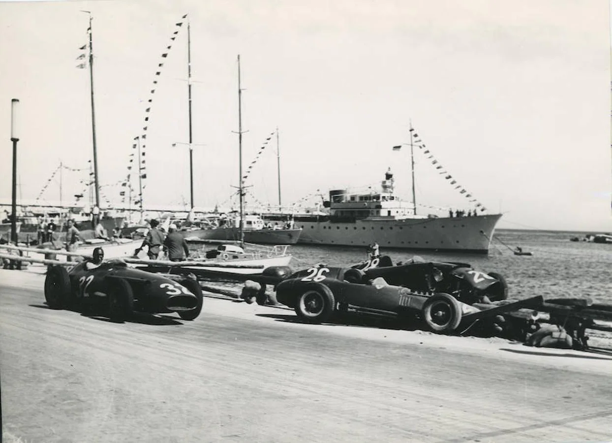 El Gran Premio de Mónaco, en su famoso puerto en 1957 con Fangio accidentado