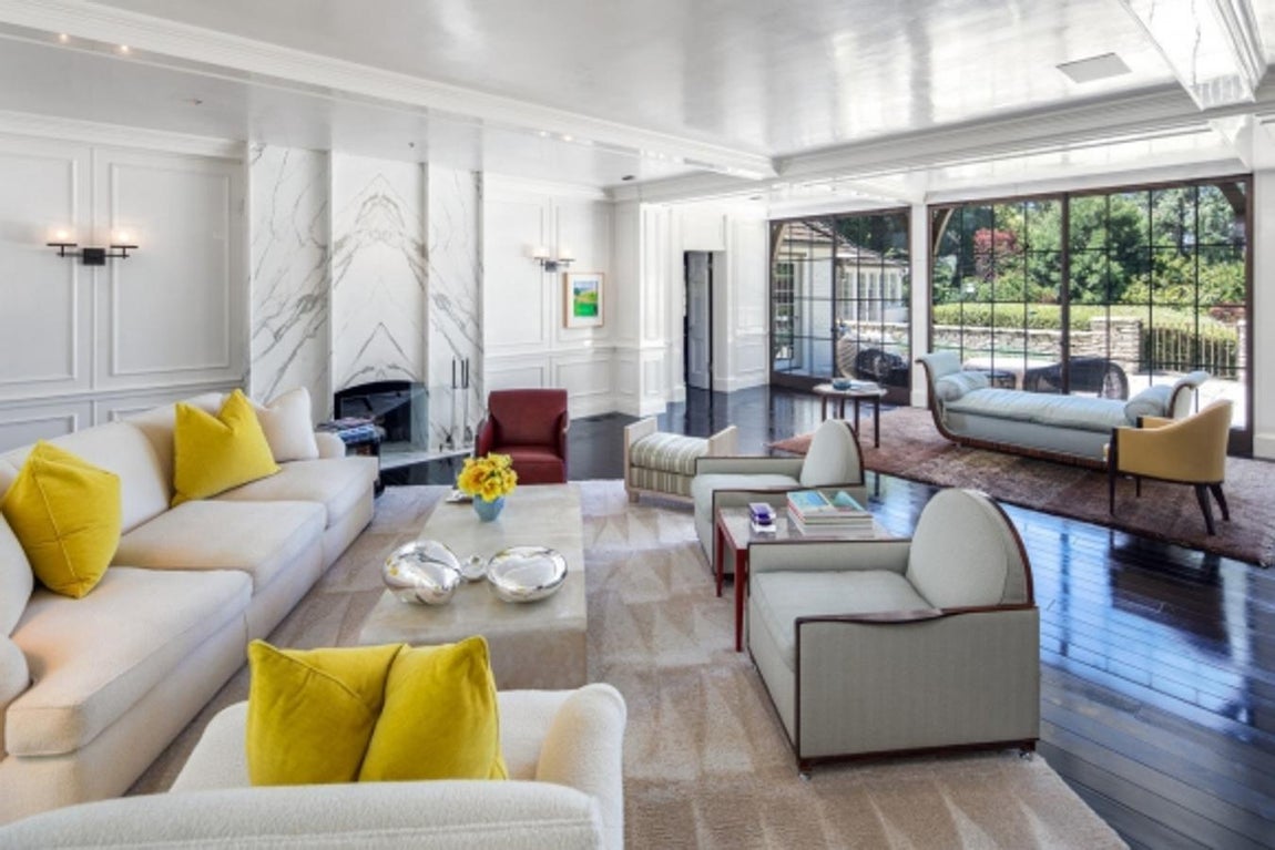 Salón. La residencia cuenta con cuatro habitaciones y un comedor donde caben hasta 20 personas. Han debido de ser muchas las reuniones familiares y con amigos que la empareja ha celebrado en el amplio salón iluminado por luz natural que tiene la casa.