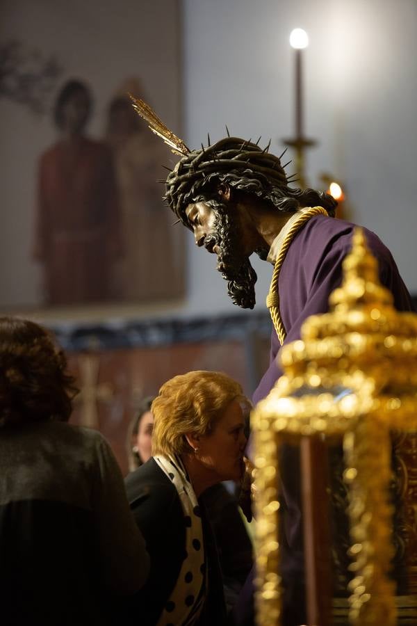 En imágenes, el besamanos al Señor del Gran Poder en su basílica