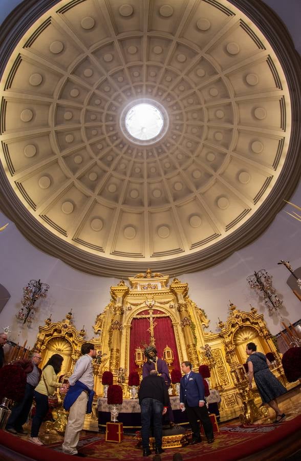 En imágenes, el besamanos al Señor del Gran Poder en su basílica