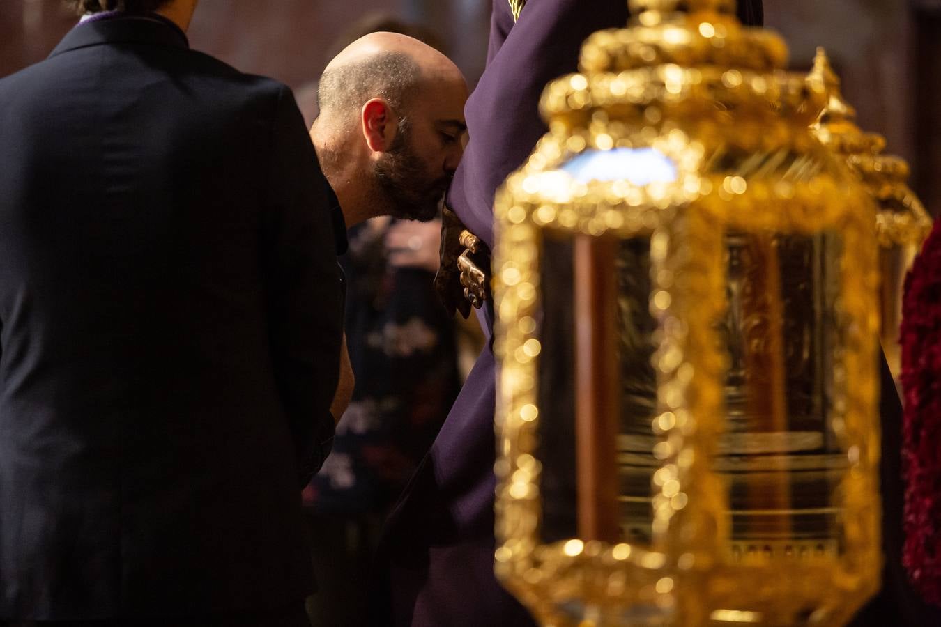 En imágenes, el besamanos al Señor del Gran Poder en su basílica