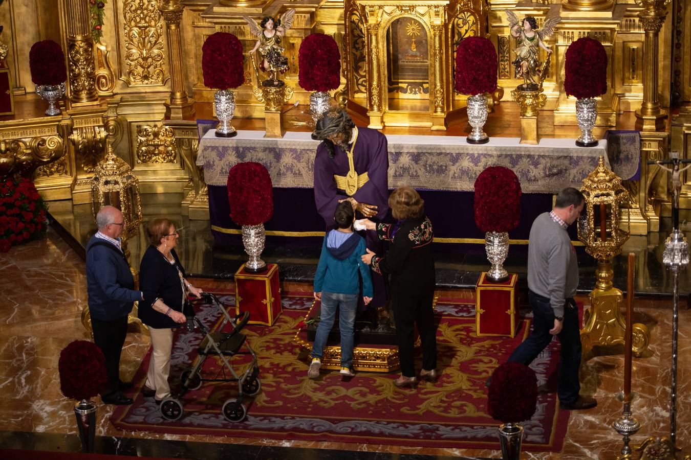 En imágenes, el besamanos al Señor del Gran Poder en su basílica