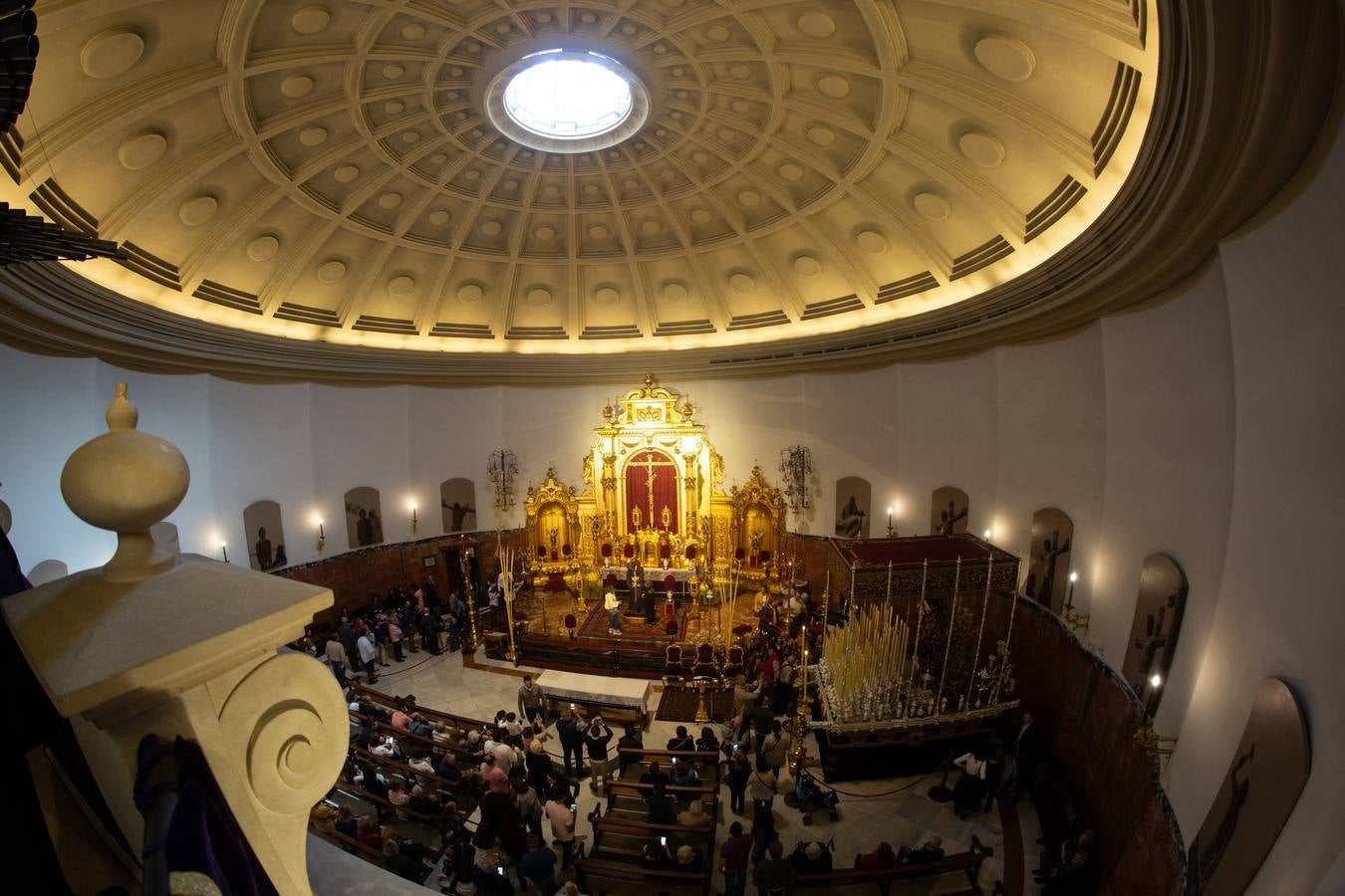 En imágenes, el besamanos al Señor del Gran Poder en su basílica