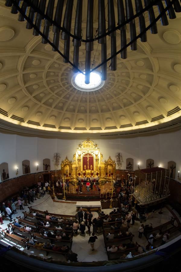 En imágenes, el besamanos al Señor del Gran Poder en su basílica