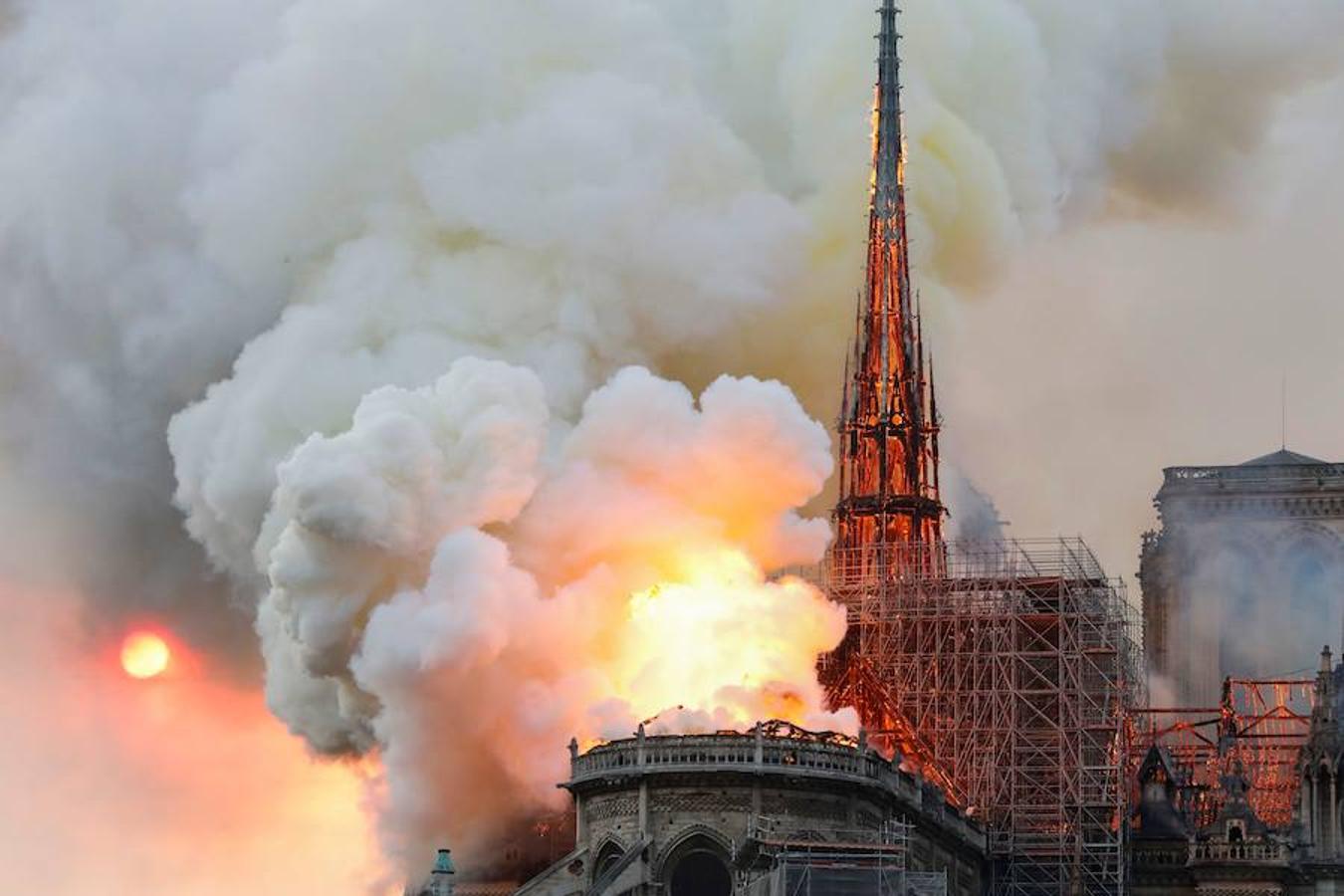 El devastador incendio que consume la catedral de Notre Dame de París, en imágenes