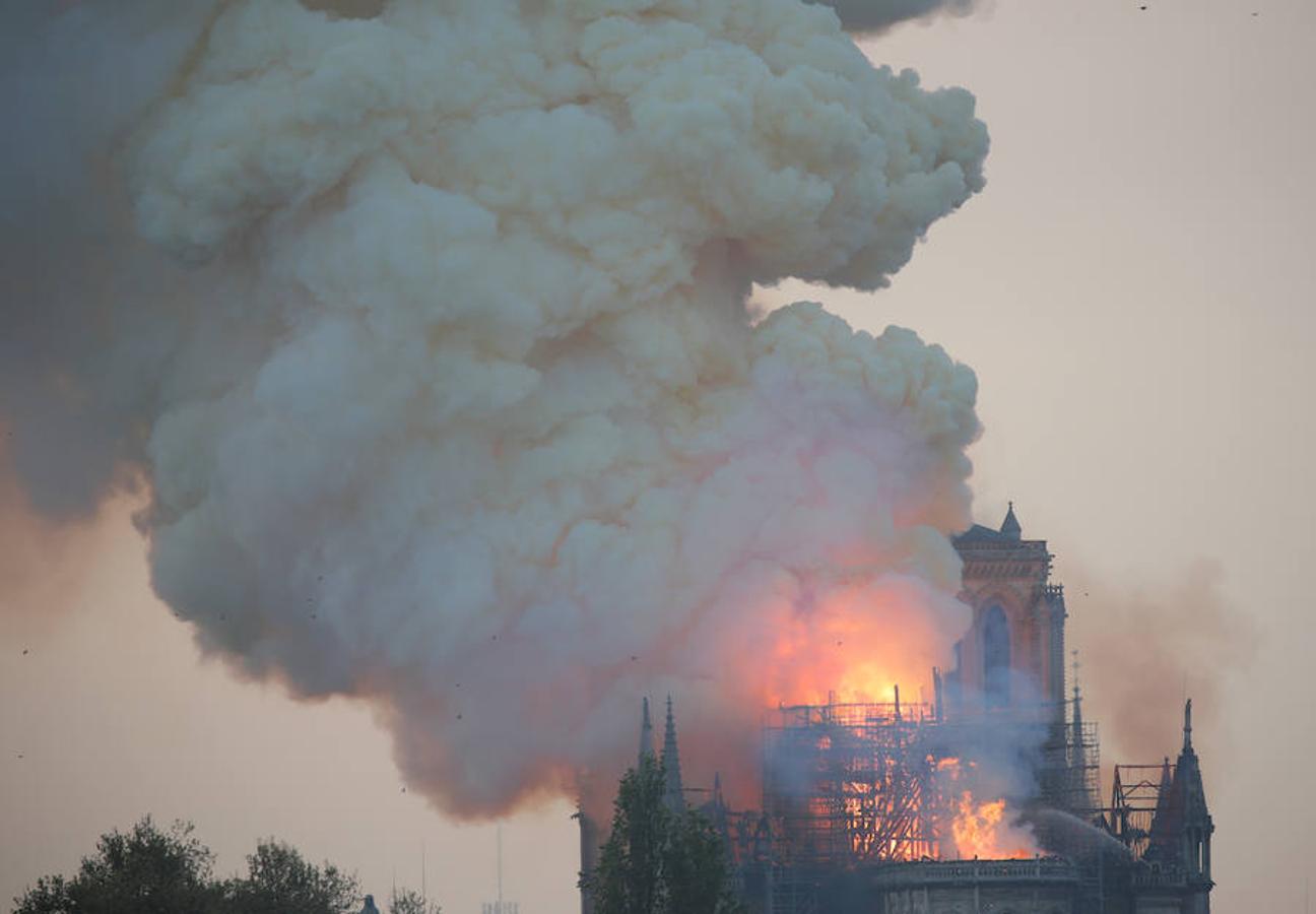 El devastador incendio que consume la catedral de Notre Dame de París, en imágenes