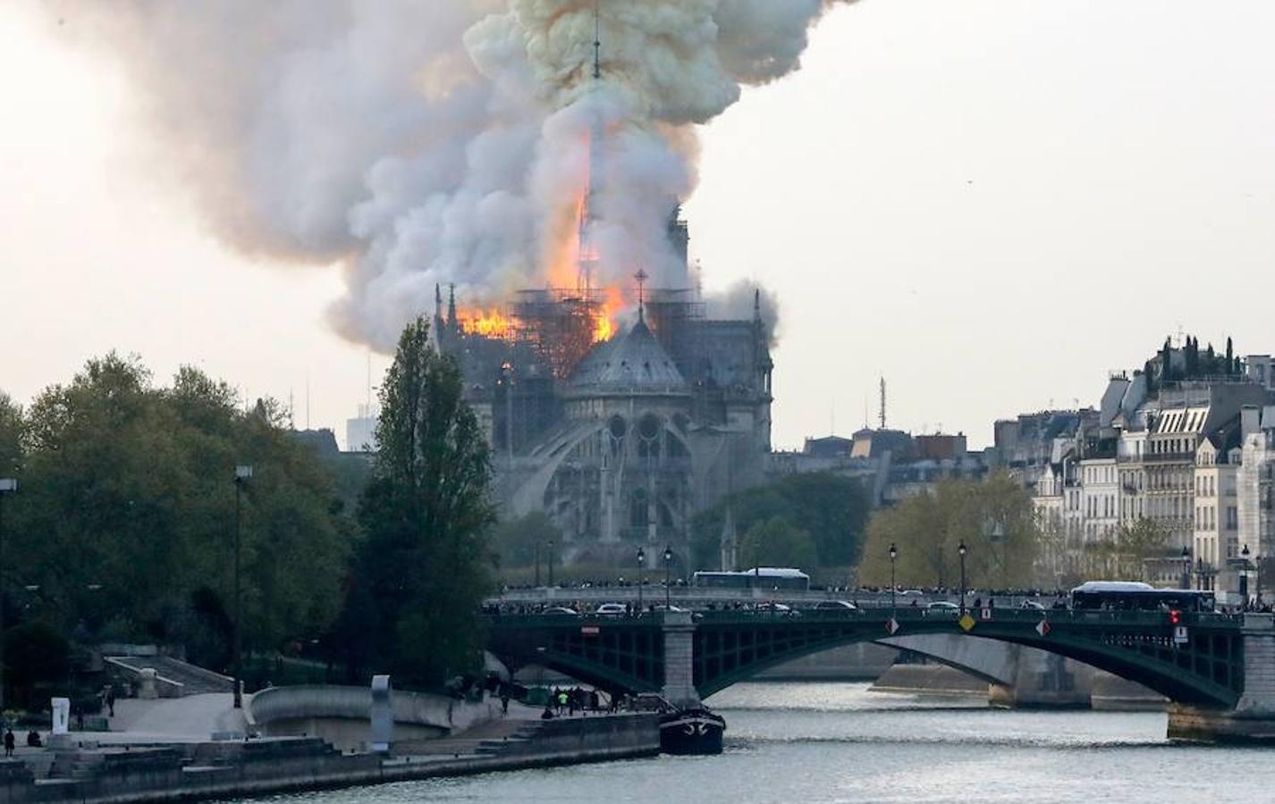 El incendio estaría «potencialmente relacionado» con las obras de renovación del edificio, según han apuntado fuentes de los bomberos citadas por la televisión francesa BFMTV.. 