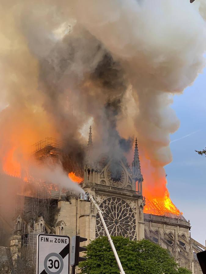 El devastador incendio que consume la catedral de Notre Dame de París, en imágenes