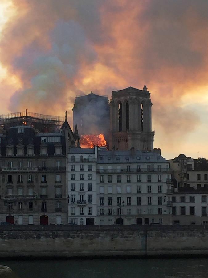 El devastador incendio que consume la catedral de Notre Dame de París, en imágenes