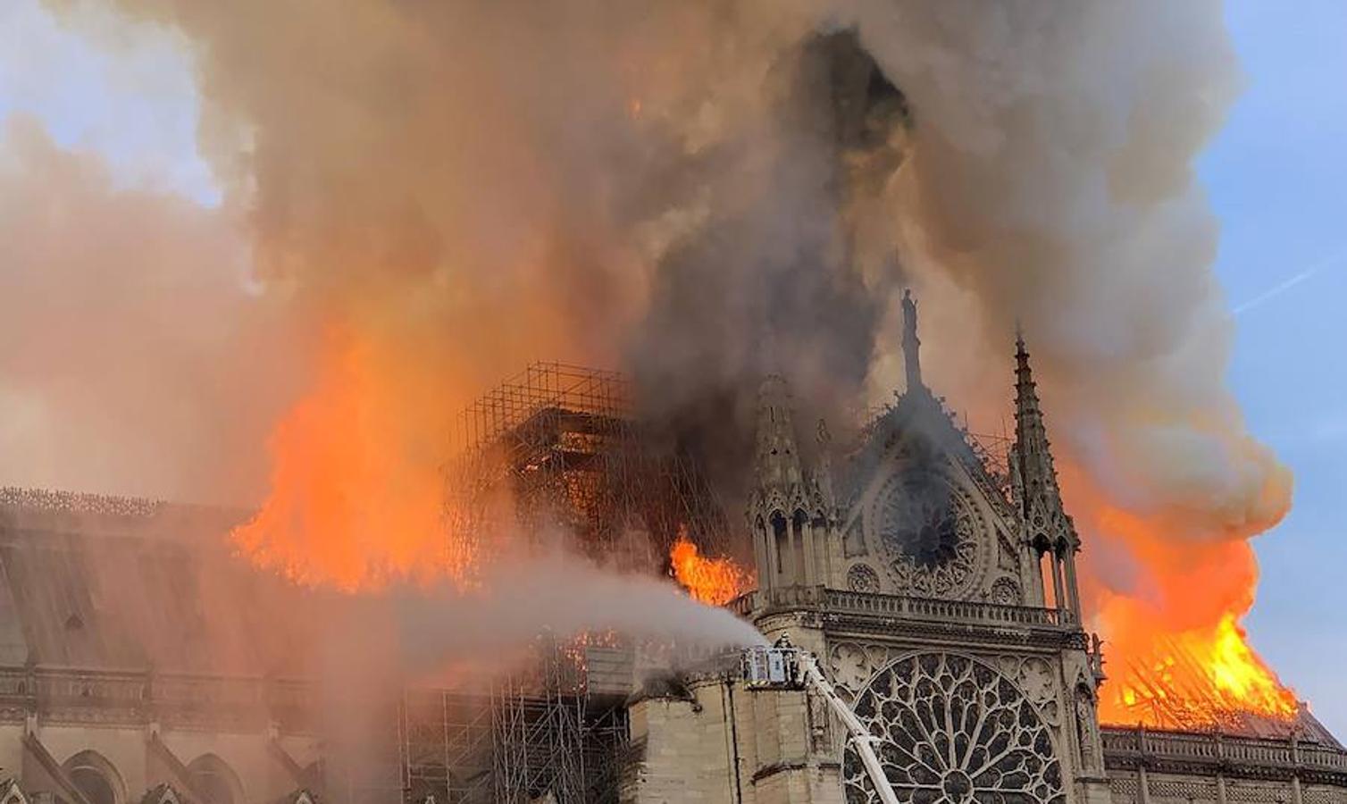 El devastador incendio que consume la catedral de Notre Dame de París, en imágenes